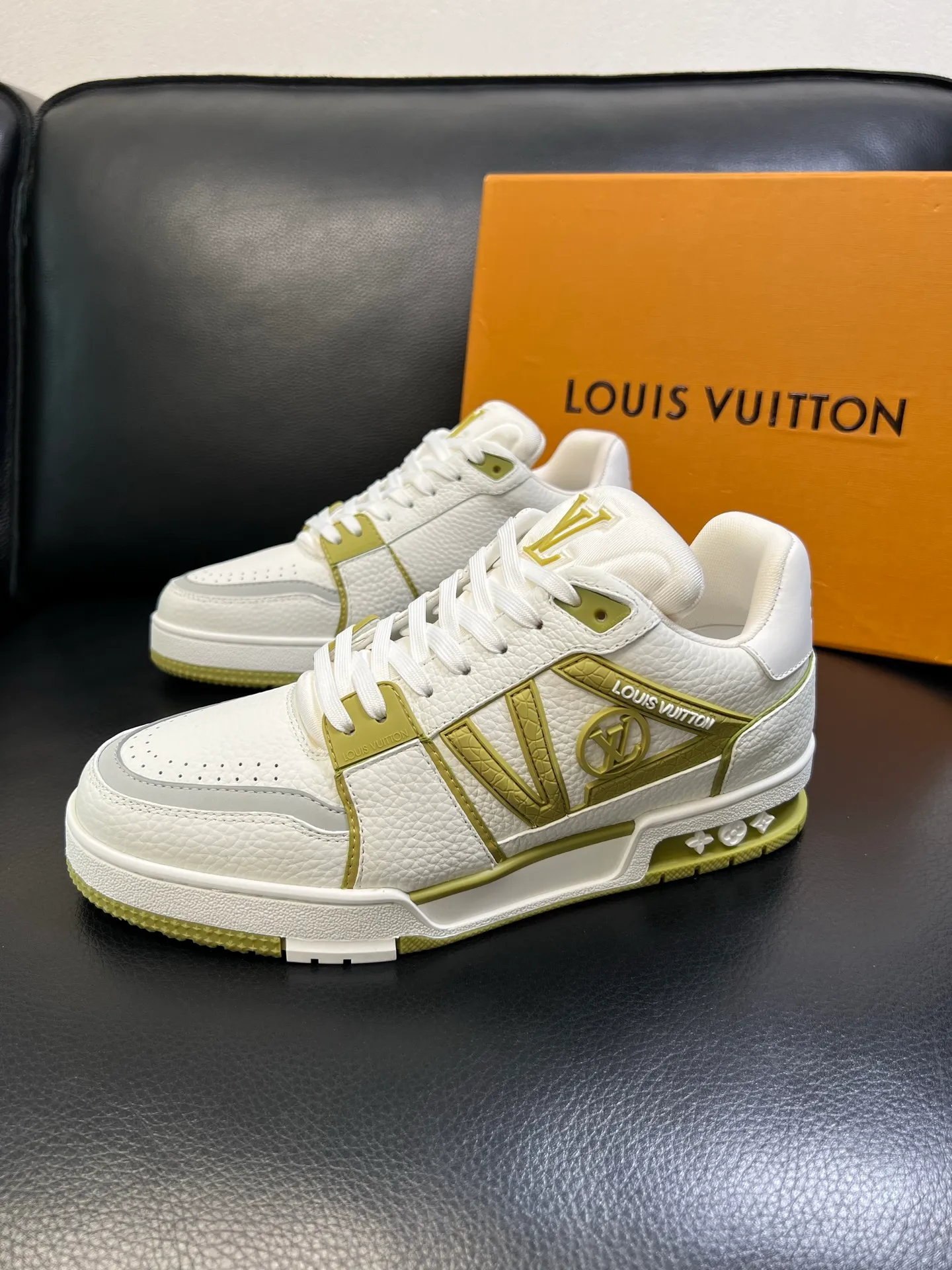 Men's shoes 💰900 Lv top purchasing agent Louis Vuitton, sports sneakers counter synchronization, uppers imported from Italy, high-quality splicing colorful complex crafts, imported mesh pads are soft and comfortable, soles: original soles specially provided by the original factory, T men's shoes 💰U exclusive movable molded soles super comfortable, original factory and single goods, high quality, welcome to compare, code number 39-44 (customized 38 45)